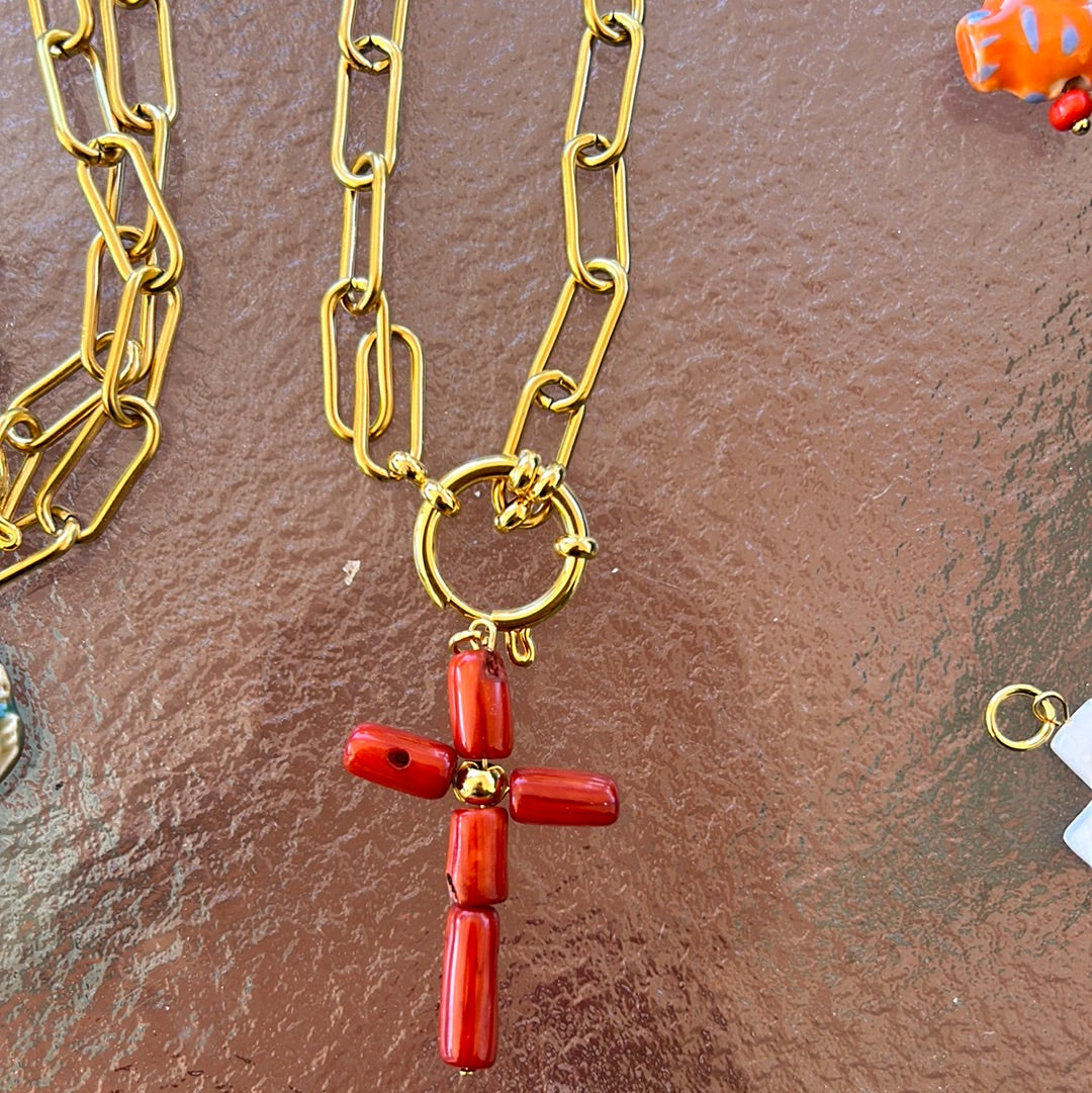 Collar mosqueton cruz coral